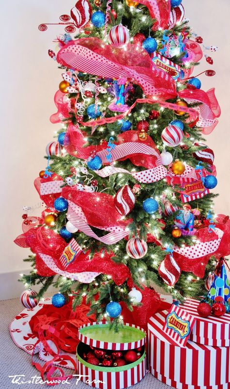 Circus theme tree ideas Circus Christmas, Diy Christmas Ornaments Rustic, Theme Tree, Holiday Decorating Ideas, Circus Decorations, Simple Holiday Decor, Summer Tree, Market Booth, Tree Theme