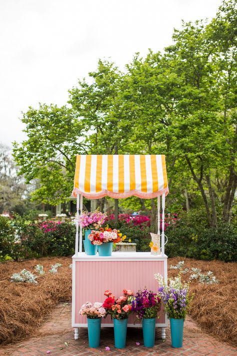 Flower Stands Outdoor, Small Flower Stand, Fresh Flower Stand, Mobile Flower Cart, Flower Booth Display Ideas, Flower Stand Sign, Flower Carts Display Ideas, Floral Shop Aesthetic, Diy Flower Cart