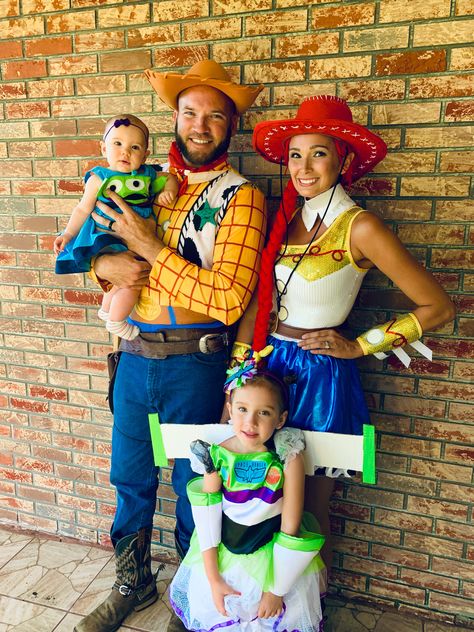 Family toy story costumes Brother Sister Halloween, Brother Sister Halloween Costumes, Matching Family Halloween Costumes, Disfraz Toy Story, Disney Family Costumes, Sister Halloween Costumes, Family Themed Halloween Costumes, Sibling Halloween Costumes, Twin Costumes