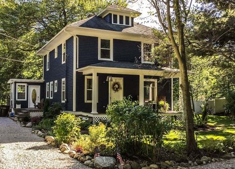 20 Beautiful American Foursquare Bed & Breakfasts and Vacation Rentals - Everyday Old House American Four Square House, Old American Houses, Pool Fire Pit, Four Square Homes, American Foursquare, Square House, American Houses, American House, Book Vacation