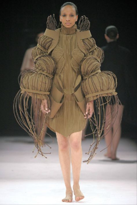 Fashion imitating nature - sculptural dress form with interesting three-dimensional structure; wearable sculpture Gallery Outfit, Structured Fashion, Art Gallery Outfit, Architectural Fashion, Structural Fashion, Wearable Art Fashion, Extreme Fashion, Sculptural Fashion, Paper Fashion