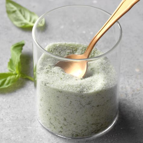 Basil Salt How To Make Basil Salt, Homemade Salts, Herb Salts, Flavored Salts Recipes, Herb Salt Recipe, Infused Salt, Basil Salt, Dry Rubs, Basil Recipes