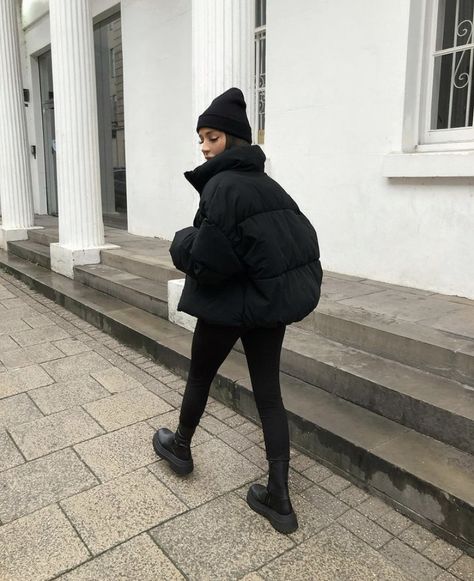 Short Black Puffer Jacket Outfit, Short Puffer Jacket Outfit, Black Puffer Jacket Outfit, Puffer Outfit, Puffer Jacket Outfit, New York Outfits, Winter Fashion Outfits Casual, Cold Outfits, Urban Looks