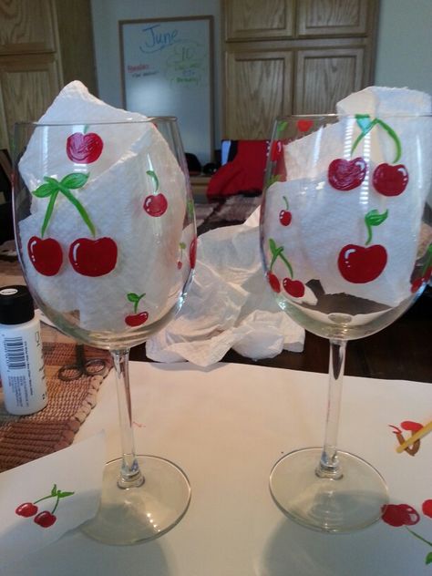 Wine Glasses Art, Wine Glasses Painting Canvas, Strawberry Painted Wine Glasses, Paint Wine Glasses Easy, Cherry Glass Painting, Easy Painted Wine Glasses Ideas, Glass Plate Painting Ideas, Painted Wine Glasses Fruit, Simple Painted Wine Glasses