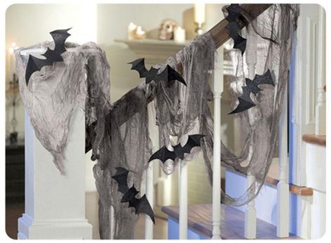 Best Halloween decorations! - UK Mums TV Halloween Bats Diy, Halloween Chic, Creepy Creatures, Halloween Party Decor Diy, Halloween Fest, Hallowen Ideas, Casa Halloween, Halloween Room Decor, Halloween House Party