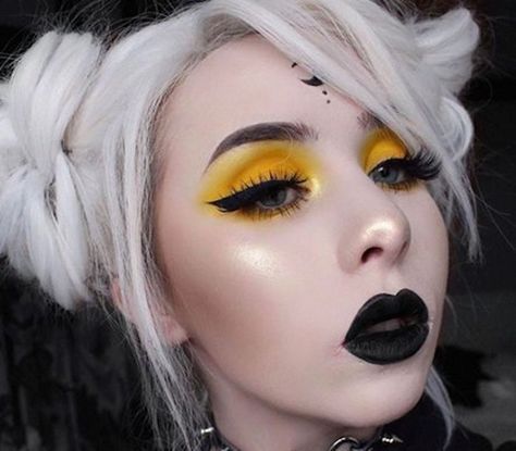 Grunge Makeup Looks You Can Actually Pull Off Goth E-girl Makeup, Grunge Makeup Looks, E Girl Makeup, Yellow Makeup, Yellow Eyeshadow, Alt Makeup, Easy Makeup Tutorial, Alternative Makeup, Valentines Makeup