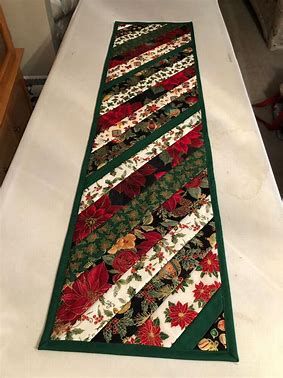 christmas quilt table runner patterns - Suchen Bilder Christmas Quilt Patterns Tablecloth, Christmas Table Runner Free Pattern, Xmas Table Runner, Quilt Christmas Table Runner Patterns, Christmas Table Runner Quilt Pattern, Christmas Quilt Runner, Christmas Quilt Patterns Free Table Runners, Scrappy Table Runner Patterns, Christmas Runners