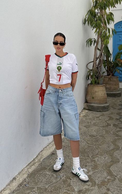 Streetwear Fashion Women Skirt, Oversized Cargo Shorts Outfit, Woman Jorts Outfit, Long Baggy Shorts Outfit, Y2k Jorts Outfit Women’s, Jorts Outfit Women’s 90s, White Jorts Outfits, Jorts Outfit Women’s Denim, Jorts Outfit Women’s Streetwear