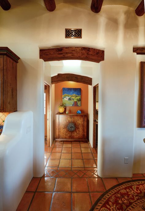 Calle de Santiago — Classic New Mexico Homes Santa Fe Homes Interiors, Western Bungalow, New Mexico Style Home, Mexico Interior Design, Mexican Houses, Hacienda Style Kitchen, Adobe Style Homes, Mexico Home Decor, Southwestern Homes