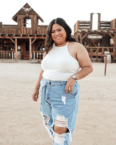 Plus Size Lifestyle & Outfits on Instagram: “Classic me. Always wearing stained white top and ripped jeans 🤷🏻‍♀️ #memorialdayweekend” Mid Size Outfits, Jeans Plus Size, White Top, White Tops, Ripped Jeans, Distressed Jeans, Plus Size Outfits, Style Me, Fashion Forward