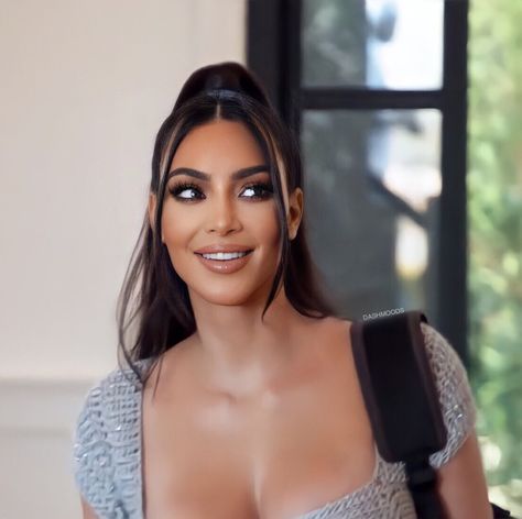 Kim K Hairstyle, Kim Kardashian Hairstyles, Kylie Jenner Street Style, Estilo Kim Kardashian, Kim Kardashian Hair, Kardashian Hair, Kim Kardashian Outfits, Y2k Hair, Celebrity Makeup Looks