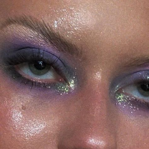 Oil Spill Makeup, Blocked Brows Makeup, Whimsigothic Makeup, Full Face Makeup Looks, Celestial Aesthetic Makeup, Purple Shiny Makeup, Purple Iridescent Eye Makeup, Makeup Full Face, Glitter Editorial Makeup