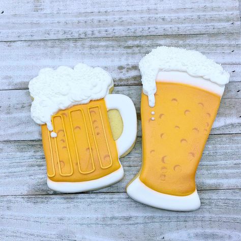 Beer Mug Cookies, Lager Cookies, Brews Cookies    Decorated by Aimee Burke@beesweetcookie Mug Sugar Cookie, Beer Cookies, Beer Pack, Mug Cookie, St Patrick's Day Cookies, Iced Sugar Cookies, Beer Theme, Cutout Sugar Cookies, Beer Cup