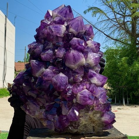 Violet Color, Amethyst Geode, Madagascar, Beauty Book, Violet, Amethyst, Art Collection, Display Homes, Bathing Beauties