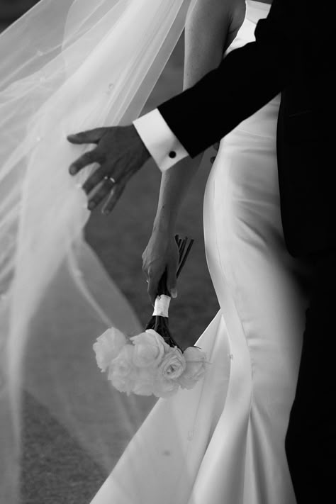 Luxury Minimalist Wedding And Engagement, Wedding Photo Dip Kiss, Wedding Mid Aisle Kiss, Wedding Portrait Poses, Wedding Picture Poses, Wedding Photography Styles, Wedding Photo Inspo, Wedding Photos Poses, Wedding Photography Poses