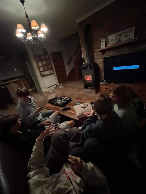 Group Movie Night Aesthetic, Group Date Aesthetic, Friends Bonding Aesthetic, Watching Movies With Friends Aesthetic, Video Games With Friends Aesthetic, All Nighter Aesthetic Friends, Streamer Boyfriend Aesthetic, Movie Nights With Friends, A Group Of Friends Aesthetic