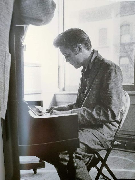 ELVIS AT THE PIANO JUNE 29, 1956. REHEARSALS FOR THE STEVE ALLEN SHOW. – Elvis Presley Richard Laeton, Steve Allen, Young Elvis, John Lennon Beatles, Beatles John, Country Boy, Elvis Presley Photos, Buddy Holly, Chuck Berry