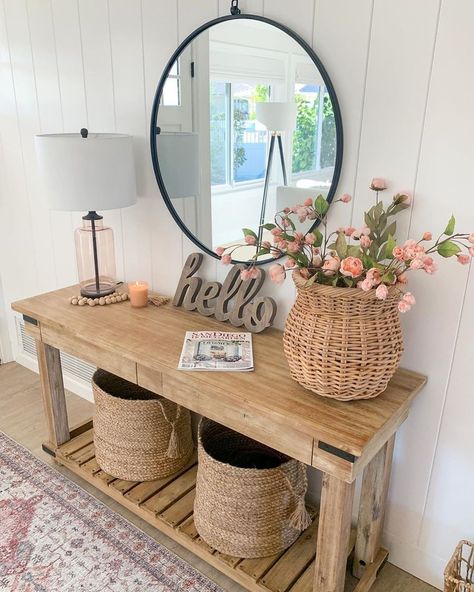 Roses in a Large Wicker Basket Spring Entryway Decor via @1111lightlane Vstupná Hala, Entryway Table Decor, Hall Decor, Spring Home Decor, Spring Home, Hallway Decorating, Design Case, Decor Rustic, Home Decor Ideas