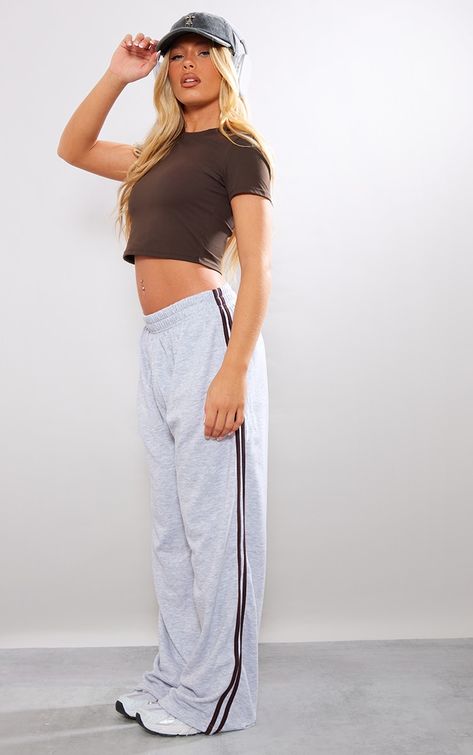 Your off-duty wardrobe is calling for you to add these ash grey loopback side strap elasticated waist straight leg joggers to your basket doll. With an ash grey hue material, side stripe detail and an elasticated waist, how could you say no These joggers also feature a straight leg fit which is so on trend right now and we know you won't be able to say no. Team with a crop top, chunky trainers and a baseball cap for a fool-proof finish.   Length approx 80cm/31.5 (Based on a sample size UK 8)   M Straight Leg Joggers, Straight Sweatpants, Joggers Grey, Track Pants Women, Slim Fit Joggers, Summer Outfits 2024, Chunky Trainers, Fool Proof, Sporty Outfits