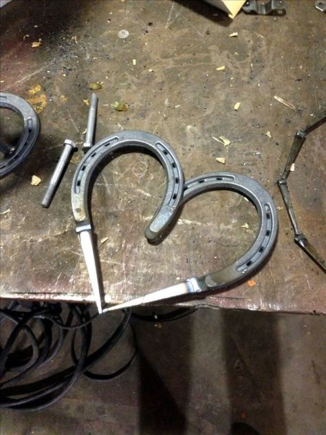 40 Ways To Repurpose Horse Shoe Like A DIY Pro Welding With Horse Shoes, Railroad Spike Welding Ideas, Horse Shoe Heart, Horseshoe Welding Projects Beginner, Horse Shoe Welding Ideas, Horseshoe Art Ideas, Horse Shoe Projects, Horse Shoe Welding Projects, Horse Shoe Ideas