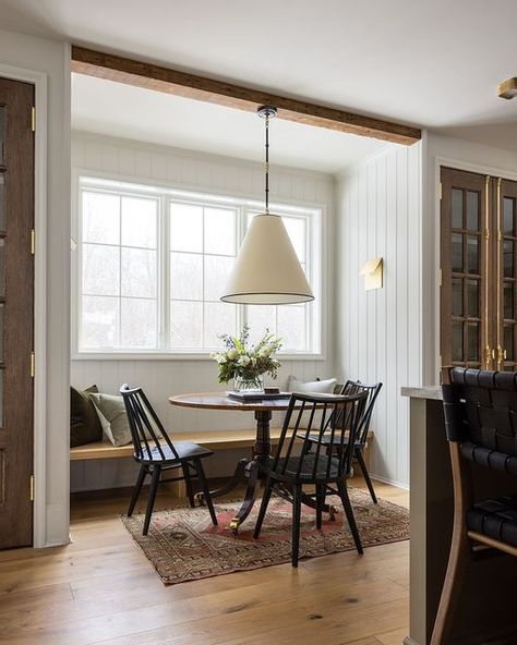 Stoffer Home on Instagram: "The perfect British-inspired breakfast nook. Kitchens are a main gathering place in the home and we love how this kitchen incorporates a family area. Decorated completely in our beautiful products, furniture, and lighting! #mystofferhomestyle #jsdhoneycreek . Design @jeanstofferdesign Photo @stofferphotographyinteriors" Brass Interior, 아파트 인테리어, Dining Nook, Breakfast Nook, Hanging Light, House Inspo, Room Table, Dining Room Table, Cozy House