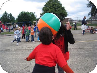 Beach ball partner relay Outdoor Field Day Games, Field Day Games For Kids, Space Balls, Field Day Games, Beach Ball Games, Summer Outdoor Games, Games For Kids Classroom, Fun Outdoor Games, Summer Camp Crafts