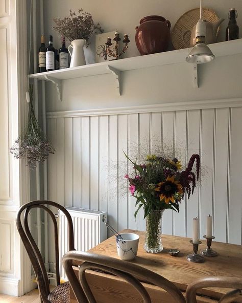 Dining Room Buffet Table Decor, Dining Room Buffet Table, White Farmhouse Exterior, Buffet Table Decor, Deco Champetre, Casa Country, Dining Room Buffet, Tongue And Groove, Country Home Decor