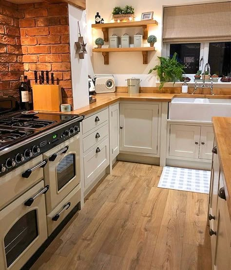 Small Kitchen Decoration, Model Dapur, French Country Kitchens, Small Kitchen Decor, Farmhouse Kitchen Design, French Country Kitchen, Counter Tops, Kitchen Inspo, Design Case