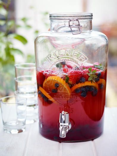 TURBO SANGRIA --Plenty of ice - 1 sprig of mint - 200ml brandy Half bottle of dry French rose- 250 ml bottle Rocks Strawberry & Blackcurrant - 200ml sparkling water - 2 chopped oranges - 2 handfuls of chopped strawberries - 2 handfuls of blueberries Sangria Dispenser, Drink Dispenser Recipes, Hygge Coffee, Wine Recipes Drink, Sangria Drink, Sangria Bar, Sangria Cocktail, Juice Dispenser, Drink Poster