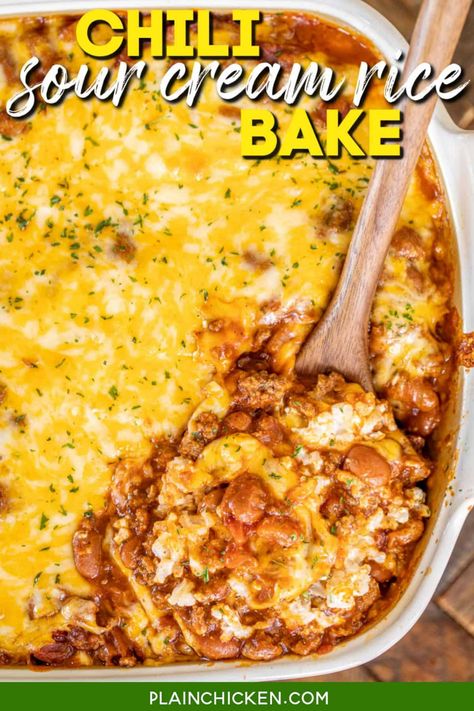 Chili Sour Cream Rice Bake – easy weeknight ground beef casserole ready in under 30 minutes!! Creamy rice topped with a quick homemade chili and cheddar cheese. Rice, cottage cheese, sour cream, ground beef, chili seasoning, chili beans, diced tomatoes, tomato sauce, and cheese. You can make the casserole in advance and refrigerate or freeze for later. Add it to your menu ASAP! Sour Cream Rice Bake, Sour Cream Rice, Cottage Cheese Sour Cream, Plain Chicken Recipe, Easy Ground Beef Casseroles, Chili Casserole, Creamed Rice, Ground Beef Chili, Rice Bake