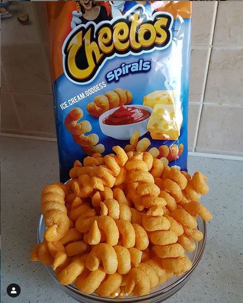 Cheetos ketchup&cheese spirals ➖➖➖➖ I think i got obsessed by cheetos lately 😂😂😂 Cheese and ketchup is one of the best combos in my opinion 😍😍😍 The texture is very puffy and the spiral form looks interesting. The ketchup and cheese flavour are perfectly balanced.(not overpowering each other) I love these !🤩 Cheetos Cheese Puffs, Spiral Form, Cheetos Crunchy, Dorm Food, American Snacks, Korean Snacks, Cheese Puffs, Potato Crisps, Cheese Snacks