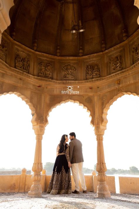 Pre Wedding Photoshoot Props, Indian Wedding Poses, Pre Wedding Photoshoot Outfit, Pre Wedding Videos, Wedding Photoshoot Props, Pre Wedding Shoot Ideas, Pre Wedding Photoshoot Outdoor, Wedding Photoshoot Poses, Indian Wedding Photography Poses