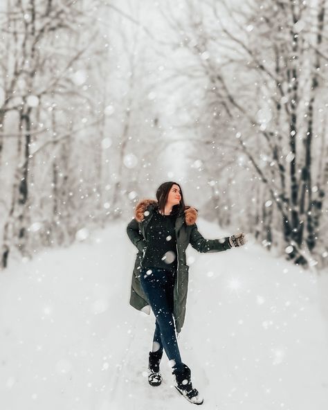 Warm Hiking Outfit, Winter Portraits Photography, Winter Snow Photography, Hiking Outfit Ideas, Winter Senior Pictures, Couple Photography Winter, Snow Photoshoot, Winter Portraits, Winter Travel Outfit