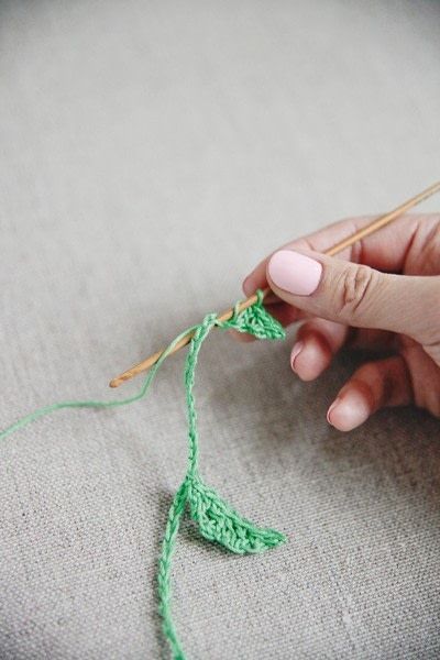 Daisy Chain · Extract from Hook, Yarn and Crochet by Ros Badger · How To Make A Bunting / Garland Daisy Garland, Wood Inlay Rings, Mercerized Cotton Yarn, Summer Meadow, Crochet Daisy, Crochet Plant, Yarn Craft, Chain Pattern, Bunting Garland