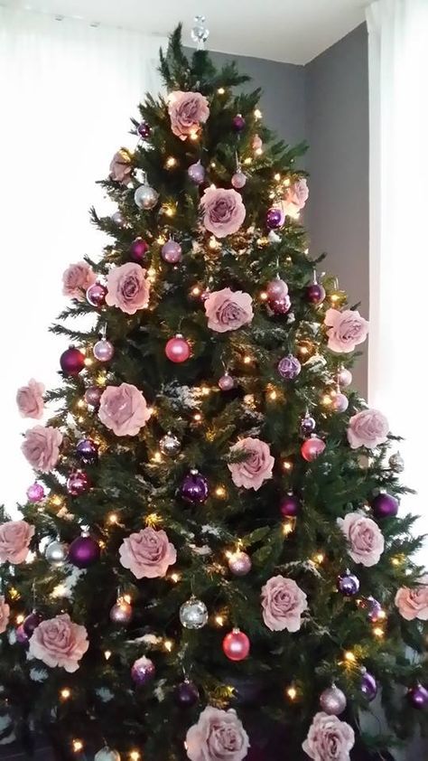 Decorating Christmas trees Christmas Diy Tree Decor, Christmas Tree Decorations Themes, Pink Christmas Tree Decorations, Rose Gold Christmas Tree, Japanese Christmas, Christmas Tree Decorating Themes, Rose Gold Christmas, Christmas Tree Decorations Diy, Christmas Tree Inspiration