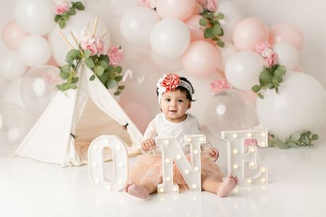 Light pink balloon garland with roses and eucalyptus   for this first year session. Light Pink Cake, Pink Floral Cake, Floral Cake Smash, Pink Cake Smash, Bee Themed Birthday Party, Cake Smash Inspiration, First Birthday Balloons, 1st Birthday Photos, Smash Cake Photoshoot