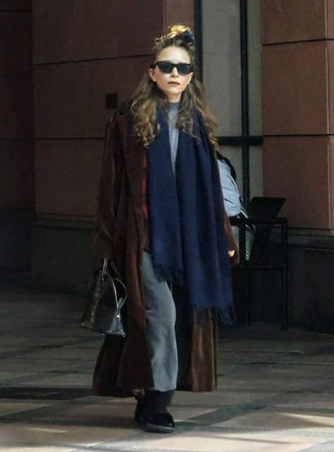 Mary Kate Olsen Style, Ashley Olsen Style, Ashley Mary Kate Olsen, Olsen Twins Style, Olsen Sister, Kate Olsen, Mary Kate Ashley, Sleek Dress, Olsen Twins