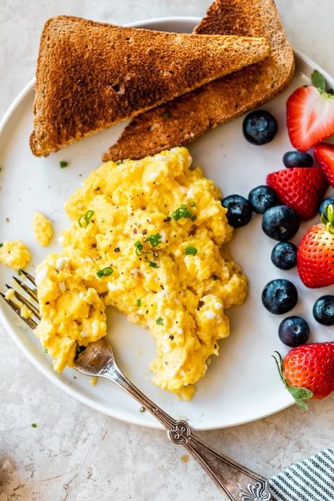 Add some cottage cheese to your scrambled eggs for an easy high-protein breakfast. The results are fluffy eggs with 20 grams of protein per serving! #eggs #highprotein #breakfast Scrambled Eggs With Cottage Cheese, Eggs With Cottage Cheese, Egg Breakfast Ideas, Eggs Cottage Cheese, Scrambled Eggs With Cheese, Queso Cottage, Cottage Cheese Eggs, Ww Breakfast, Cottage Cheese Recipes