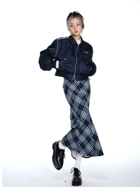 Plade Skirt Outfit Fall, Midi Plaid Skirt Outfit, Fishtail Skirt Outfit, Plaid Midi Skirt Outfit, Midi Rock Outfit, Night Gender, Tartan Midi Skirt, Blue Skirt Outfits, Long Plaid Skirt