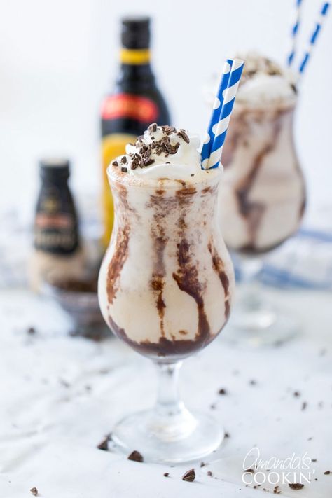 The Frozen Mudslide is a delicious combination of Kahlua coffee liqueur, Baileys Irish cream, vodka, and ice cream. It's a summertime cocktail dream. #mudslide #frozenmudslide #mudslidecocktail #summercocktails #frozenmudslidemilkshake #amandascookin Frozen Alcoholic Drinks Recipes, Slushy Recipes, Mud Slide Drink Recipe, Mudslide Drink, Mudslide Recipe, Baileys Dessert, Kahlua Drinks, Kahlua Coffee, Frozen Drinks Alcohol