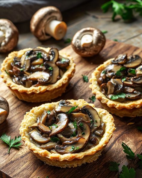 Tartelettes Savoureuses aux Champignons, Échalotes et Fromage de Chèvre Introduction Les tartelettes aux champignons, échalotes caramélisées et fromage de chèvre aux herbes fines sont un excellent choix pour toute occasion. ... Read more Toast Ideas, So Much Food, Hors D'oeuvres, Vegan Recipes, Toast, Read More, Drinks, Cake