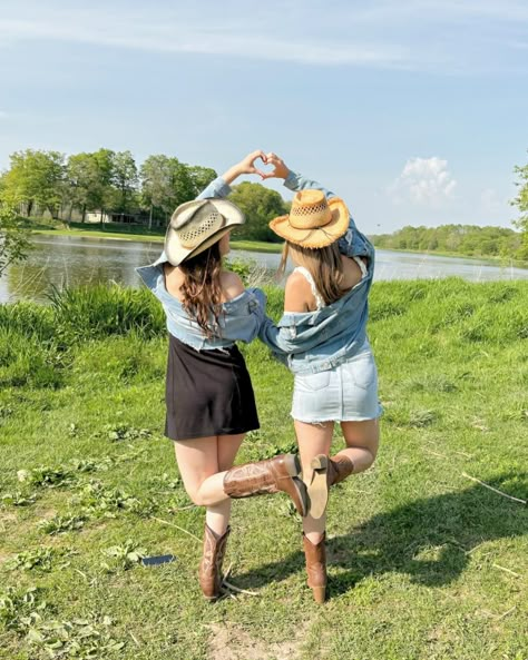 country concert | coastal cowgirl | outfit inspiration | photography | cole swindell | dylan scott | ontario | canada | bestfriend pictures | summer | aesthetic | Bestie Aesthetic | Bestfriend Photo Inspo Two Best Friends Photography, Bestie Photo Ideas, Coastal Cowgirl Outfit, Dylan Scott, Country Best Friends, Bestie Aesthetic, Bff Matching Outfits, Cole Swindell, Photos Bff