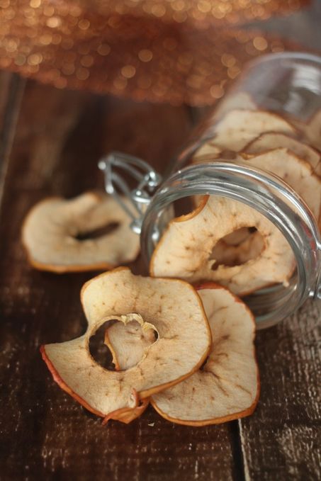 Oven Dried Apple Rings Dried Apples In The Oven, Apples In The Oven, Dried Apple Rings, Warm Soup Recipes, Apple Rings, Cheesy Garlic Bread, Appetizers Easy Finger Food, Dried Apples, Low Calorie Snacks