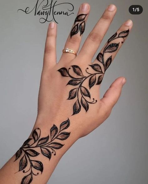 Stylish Back Hand Mehndi Designs, Stylish Back Hand Mehndi, Side Mehndi Design, Small Henna Designs, Henne Tattoo, Cute Henna Tattoos, Hand Mehndi Designs, Henna Style Tattoos, Jagua Henna