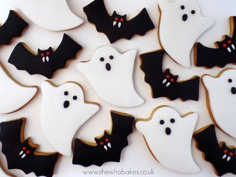 Halloween Cookies Scary Halloween Cookies, Halloween Cookie Designs, Fall Decorated Cookies, Halloween Biscuits, Halloween Sugar Cookies Decorated, Halloween Deserts, Making Donuts, Halloween Cookies Decorated, Strawberry Donuts