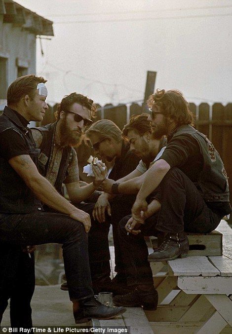 Members of motorcycle gang Hell's Angels (incl. one w. bandaged head) Hells Angles, Hells Angels Mc, Motorcycle Gang, Motorcycle Photography, Biker Clubs, Biker Aesthetic, Biker Stuff, Biker Gang, Motorcycle Club