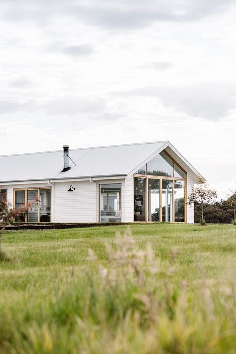 Winchelsea – Wade Builders House With Wings Home Plans, White Weatherboard House Australia, Weatherboard Shed, White Shed House, White Cabin Exterior, Shed House Australian, Weatherboard Farmhouse, Shed Homes Australia, White Weatherboard House