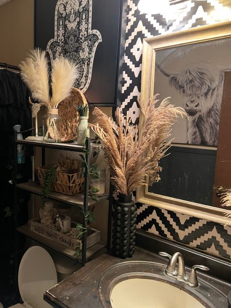 Black And Brown Boho Bathroom, Witchy Boho Decor Bathroom, Black And Gold Boho Bathroom, Black Boho Home Decor, Boho Gothic Bathroom, Brown White And Black Bathroom, Western Chic Bathroom Ideas, Bathroom Boho Style, Dark Western Bathroom