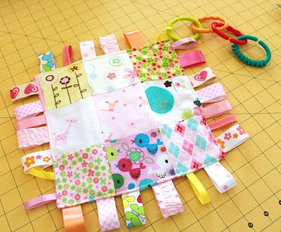 Taggie Toys, Tag Blankets For Babies, Taggie Blanket, Baby Blankie, Sew Baby, Tag Blanket, Easy Baby Blanket, Baby Sewing Projects, Quilt Baby