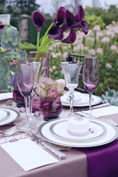 Glowing, purple, spring table design by Carol Rame #tablescape #spring Dark Purple Wedding, Lila Party, Purple Table, Tafel Decor, Beautiful Tablescapes, Beautiful Table Settings, Pretty Tables, All Things Purple, Purple Wedding